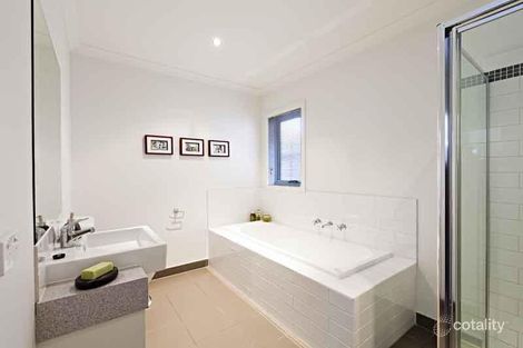 Property photo of 2/23 Watt Avenue Oak Park VIC 3046