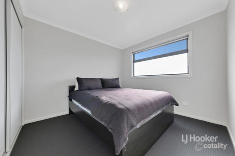 Property photo of 27 Everglade Crescent Roxburgh Park VIC 3064