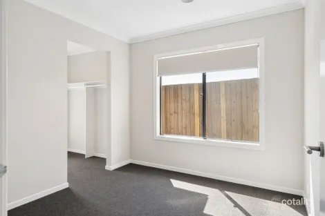 Property photo of 26 Raindrop Circuit Fraser Rise VIC 3336