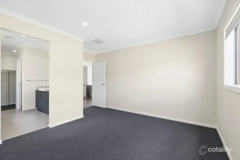 Property photo of 26 Raindrop Circuit Fraser Rise VIC 3336
