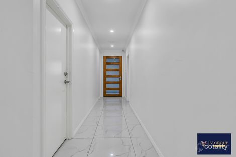 Property photo of 24 Kangaroo Road Craigieburn VIC 3064