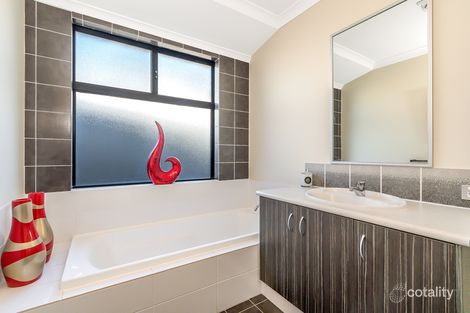Property photo of 8 Bosbaan Place Champion Lakes WA 6111