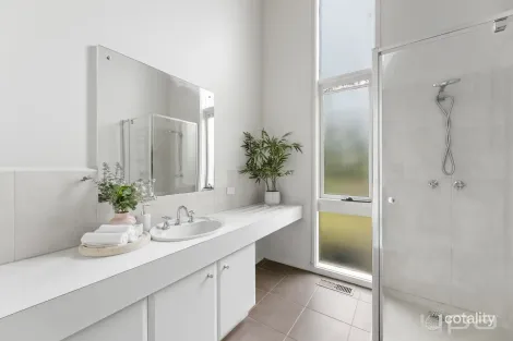 Property photo of 31 Manorvale Parade Werribee VIC 3030