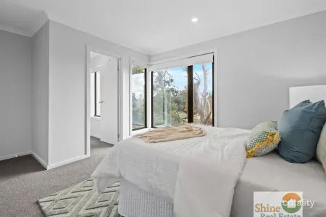 Property photo of 8 Hare Mews Cranbourne East VIC 3977