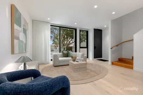 2/45 Kokaribb Rd, Carnegie, VIC 3163