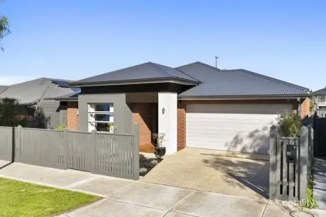 Property photo of 16 Cuttlefish Circuit Tarneit VIC 3029