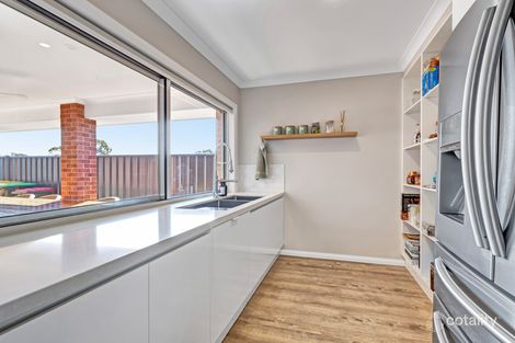 Property photo of 24 Sarakos Circuit Wangaratta VIC 3677