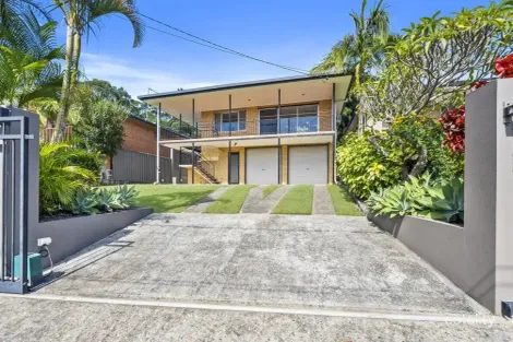 6 PENROCK PDE, LABRADOR, QLD 4215