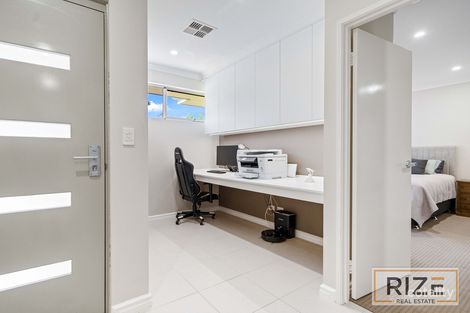 Property photo of 33 Solandri Bend Banksia Grove WA 6031