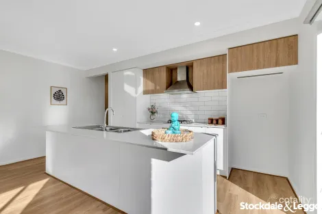 Property photo of 36 Butterscotch Esplanade Manor Lakes VIC 3024