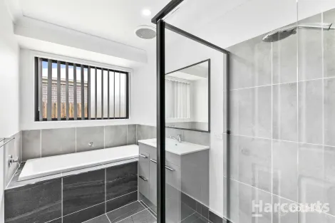 Property photo of 32 Sailaway Circuit Eli Waters QLD 4655