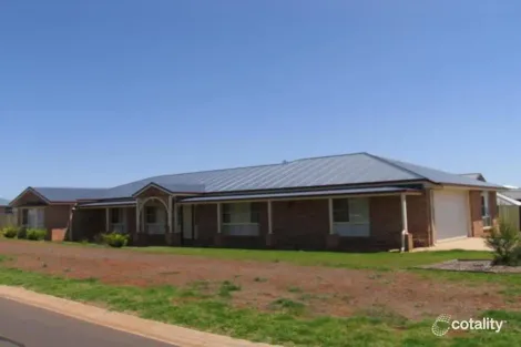 Property photo of 1 Dunbar Court Highfields QLD 4352