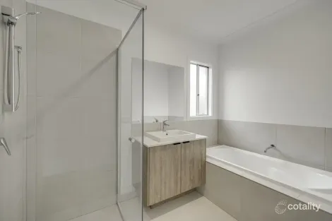 Property photo of 5 Royal Dane Crescent Meringandan West QLD 4352