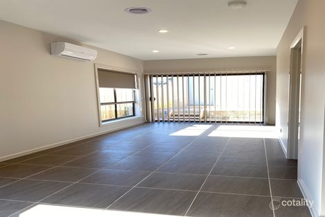 Property photo of 18 Baddaginnie Walk Tarneit VIC 3029