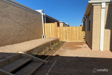 Property photo of 18 Baddaginnie Walk Tarneit VIC 3029