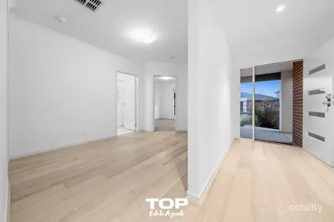 Property photo of 32 Blackhazel Crescent Clyde North VIC 3978