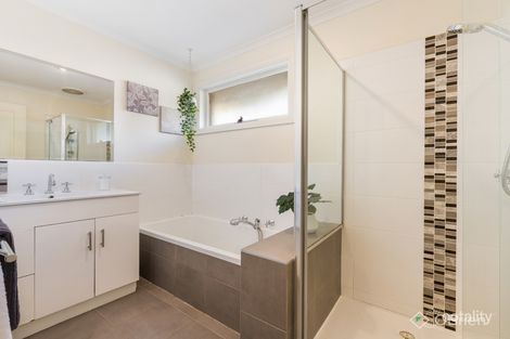 8 Calwell Ct, Skye, VIC 3977