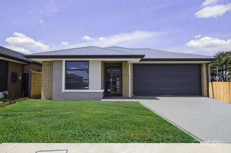 Property photo of 32 Benoit Circuit Clyde North VIC 3978