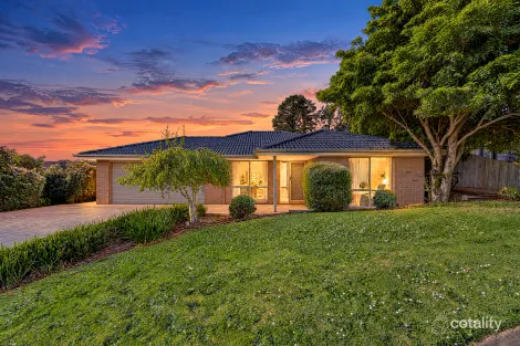 19 DAVEY DR, DROUIN, VIC 3818