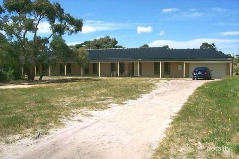 Property photo of 2 Earlston Circuit Cranbourne VIC 3977