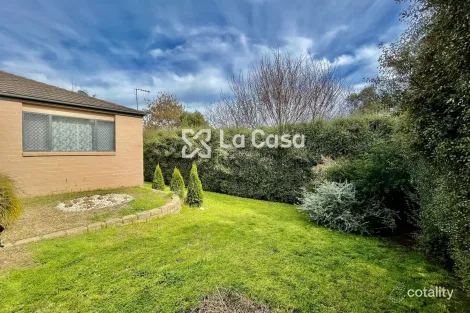 Property photo of 21 Robinia Place Jerrabomberra NSW 2619