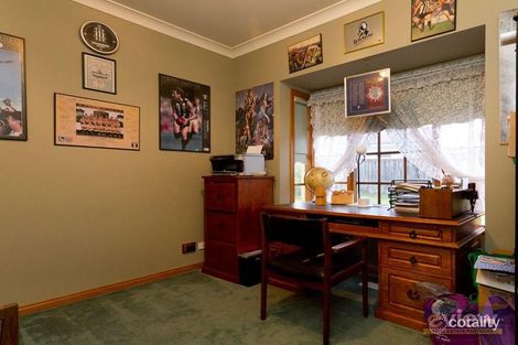 Property photo of 3 Silvertop Close Lynbrook VIC 3975