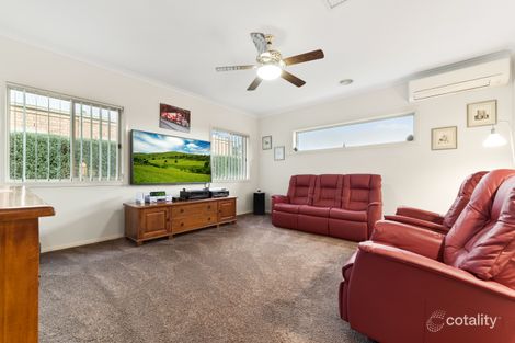 Property photo of 5 White Gum Way Cranbourne North VIC 3977