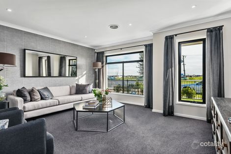Property photo of 10 Moxham Drive Clyde North VIC 3978
