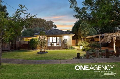 Property photo of 13 Fadden Grove Sunbury VIC 3429