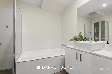 Property photo of 32 Diamond Boulevard Greensborough VIC 3088