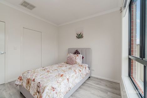Property photo of 15 Limpopa Square Roxburgh Park VIC 3064