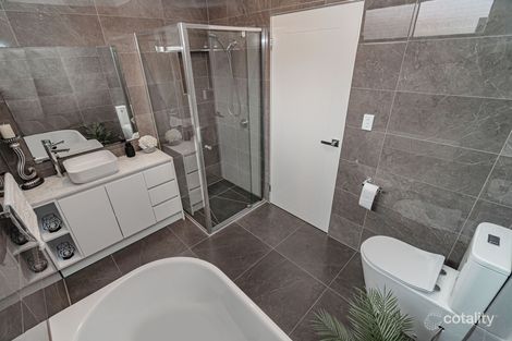Property photo of 15 Limpopa Square Roxburgh Park VIC 3064
