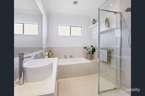 Property photo of 16 Creekview Place Caroline Springs VIC 3023