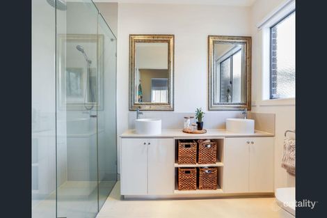 Property photo of 16 Creekview Place Caroline Springs VIC 3023