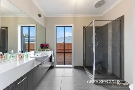 Property photo of 62 Superior Waters Pakenham VIC 3810
