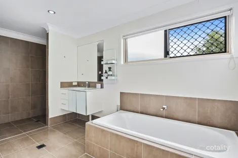 Property photo of 2/18 Fourth Avenue Labrador QLD 4215