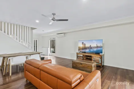 Property photo of 2/18 Fourth Avenue Labrador QLD 4215