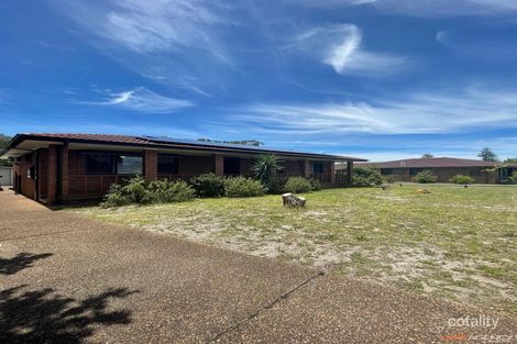 Property photo of 8 Cabbage Tree Palm Crescent Pelican NSW 2281