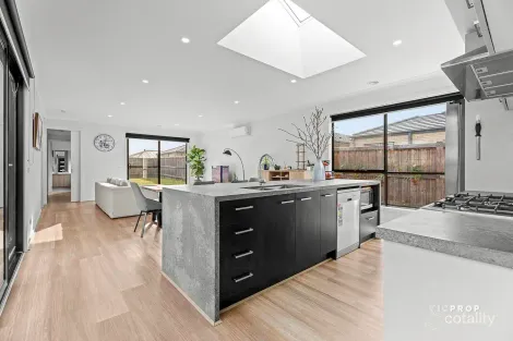 Property photo of 39 Mannagum Drive Beveridge VIC 3753