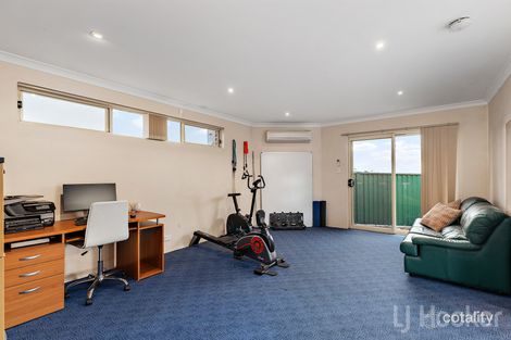 Property photo of 8 Olive Place Jerrabomberra NSW 2619