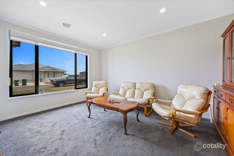 Property photo of 32 Lakeland Drive Lucas VIC 3350