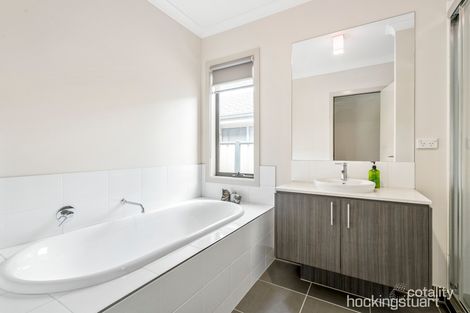 Property photo of 1/11 Ellesmere Grove Melton West VIC 3337