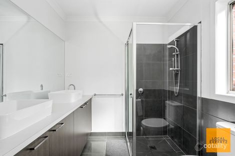 Property photo of 5 Mossman Grove Cobblebank VIC 3338