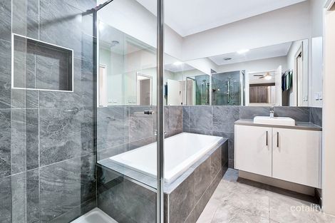 Property photo of 28 Ramlegh Boulevard Clyde North VIC 3978