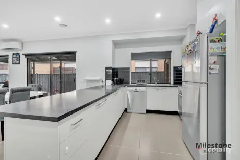 Property photo of 18 White Gum Way Cranbourne North VIC 3977