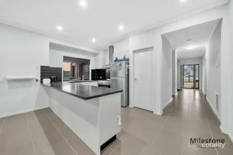 Property photo of 18 White Gum Way Cranbourne North VIC 3977