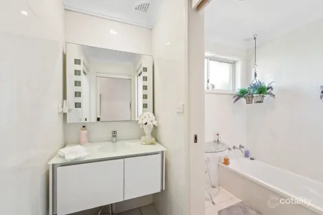 Property photo of 23 Grevillea Crescent Berkeley Vale NSW 2261