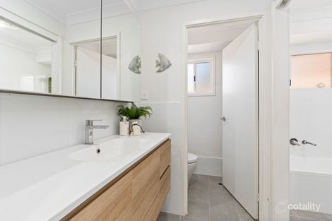 Property photo of 16 Yanderra Crescent Narara NSW 2250