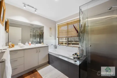 Property photo of 21 Fernlea Close Trafalgar VIC 3824