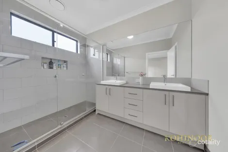 Property photo of 30 Adelaide Circuit Donnybrook VIC 3064